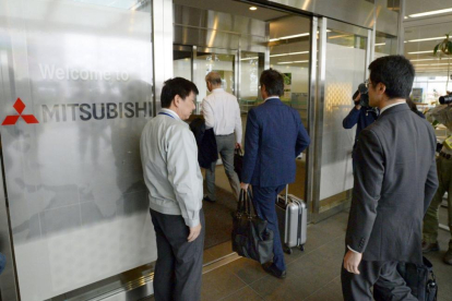 Funcionarios del ministerio de Transportes acceden a las oficionas de Mitsubishi Motors, este jueves, en Okazaki.-KYODO / REUTERS