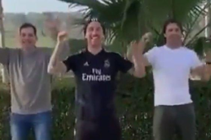 Sergio Ramos y dos amigos bailan la coreografía del ’tubo de escape’.-TWITTER