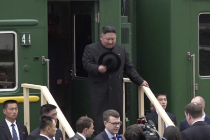 Kim Jong-un baja del tren en la estación de Jasán, en suelo ruso, este miércoles.-PRIMORSKY REGIONAL ADMINISTRATION PRESS SERVICE