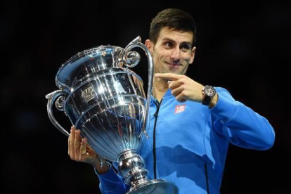 Novak Djokovic, con el trofeo de número 1 del mundo recibido en el O2 de Londres tras derrotar a Kei nishikori en el debut de la Copa de Maestros.-REUTERS / TONY O'BRIEN