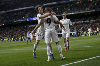Benzema recibe el abrazo de Odriozola en la celebración de un gol con el Madrid.-AP