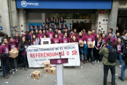 Miembros de Arran participan en la ocupación de la sede del PP en Barcelona.-