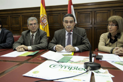 En primer término Moyano seguida de García y el subdelegado del Gobierno, Vicente Ripa. / ÚRSULA SIERRA-