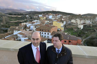 El alcalde de Ágreda, Jesús Manuel Alonso, junto con Emiliano García-Page. / ÁLVARO MARTÍNEZ-