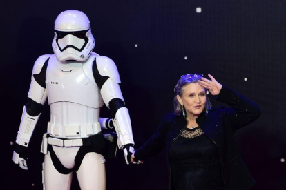 Carrie Fisher, el 16 de diciembre del 2015, durante la promoción de 'Star Wars: El despertar de la fuerza'.-LEON NEAL / AFP
