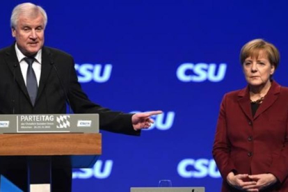 El líder de la CSU, Horst Seehofer, y la cancillera Angela Merkel, en noviembre del 2015.-AFP
