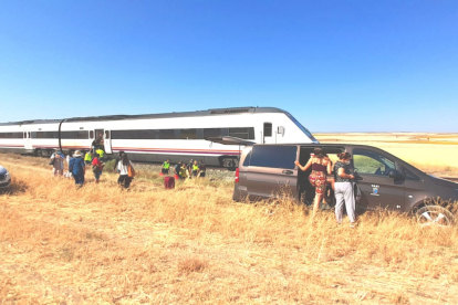 Los viajeros han sido trasladados por carretera tras el choque entre el tren y la furgoneta. MARIO TEJEDOR