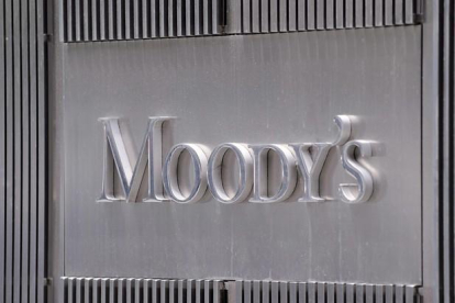 Logotipo de la agencia Moody's en su sede de Nueva York.-ANDREW GOMBERT / EFE