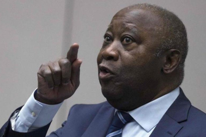 Laurent Gbagbo, expresidente de Costa de Marfil, gesticula en el juicio en la CPI.-PETER DEJONG (AFP)