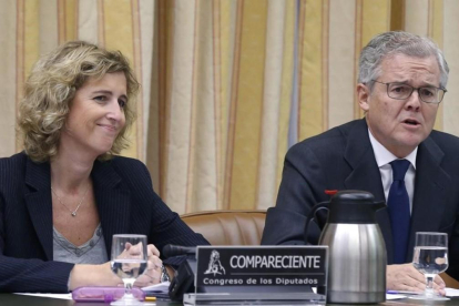 Ana María Martínez-Pina y Sebastián Albella, vicepresidenta y presidente de la CNMV, en la Comisión de Economía del Congreso en el 2016.-KIKO HUESCA