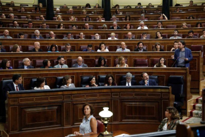 El secretario general de Podemos, Pablo Iglesias, interviene en la sesión de control al Gobierno.-JUAN CARLOS HIDALGO (EFE)