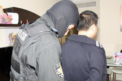 La policía detiene a un ciudadano chino en el marco de la operación Emperador, este octubre-EL PERIÓDICO