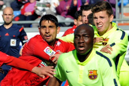 Gaffoor pugna con la defensa del Barça B momentos antes de hacer el único tanto del encuentro.-DIEGO MAYOR