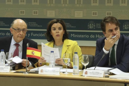El secretario de Estado para las Administraciones Territoriales, Roberto Bermúdez de Castro, junto con la vicepresidenta Soraya Sáenz de Santamaría y el ministro Cristóbal Montoro, en el último CPFF.-EFE / BALLESTEROS