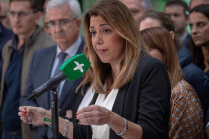 La presidenta andaluza, Susana Díaz, en rueda de prensa en la sede del partido en Sevilla.-JULIO MUÑOZ (EFE)