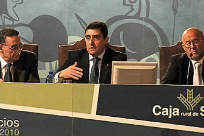 Anselmo García, Carlos Martínez junto al tesorero. / A. M. -