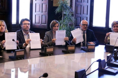 Los miembros de la Mesa del Parlament muestran las notificaciones recibidas sobre la nulidad de la resolución del referéndum unilateral.-BEGOÑA FUENTES