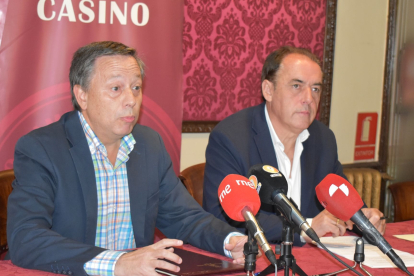 Adolfo Sainz, presidente del Casino, a la izquierda, junto al presidente de la Diputación, Benito Serrano.-HDS