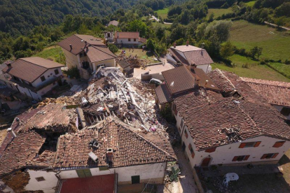 Casas hundidas por el terremoto en Casale.-STRINGER / REUTERS