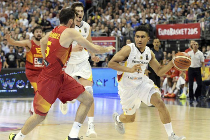 Rudy Fernández (izda) lucha por el balón con el alemán Maodo Lo durante el partido de hoy de la selección española y la alemana.-Foto: EFE/ RAINER JENSEN