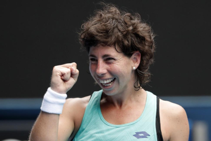 La tenista grancanaria Carla Suárez celebra su pase a cuartos de final del Abierto de Australia.-AP / VINCENT THIAN