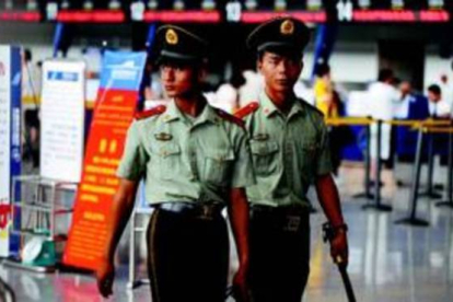 Policías paramilitares uigures patrullan en el aeropuerto de Urumqi, la capital de la región de Xinjiang.-Foto: AFP / PETER PARKS