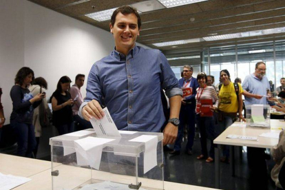 El líder de Ciudadanos, Albert Rivera, vota en Barcelona.-Foto: GUSTAU NACARINO / REUTERS