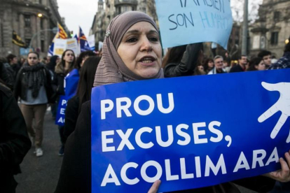 Una manifestante a favor de la acogida de refugiados, el 18 de febrero, en Barcelona.-