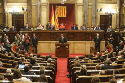 Puigdemont, en el estrado del Parlament, el martes de la semana pasada.-JULIO CARBÓ