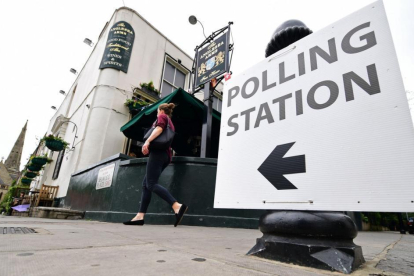 Centro de votación peculiar.-LEON NEAL / AFP