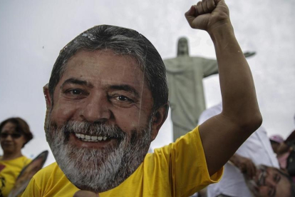 Un manifestante seguidor de Lula usa una máscara con la imagen del expresidente, en un acto a favor de su liberación, el 14 de abril, en Río de Janeiro-EFE / ANTONIO LACERDA