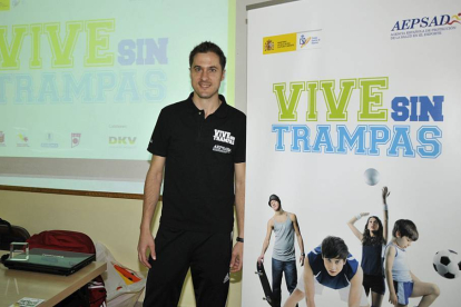 José Antonio Culebras imparte las charlas para instruir sobre los efectos del dopaje.-VALENTÍN GUISANDE
