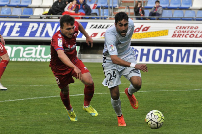 Alberto Escassi junto a Pablo Valcarce en el partido que jugó esta temporada en Los Pajaritos con la Llagostera.-DIEGO MAYOR