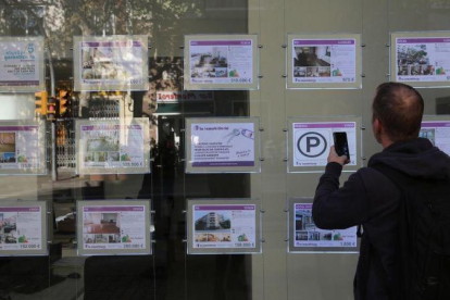 La compraventa de viviendas suma tres meses de incrementos pero cae 28 puntos porcentuales comparado con abril.-ELISENDA PONS
