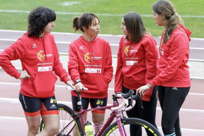 De izquierda a derecha: Marina Peña, Lorena Pacheco, Mireia Calvo y Laura Martín conversan sobre sus futuros entrenamientos en la pista de Los Pajaritos.-LUIS ÁNGEL TEJEDOR