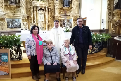 Eva Muñoz y Antonio Pardo con la centenaria Victorina Villanueva y su hermana de 104 años.