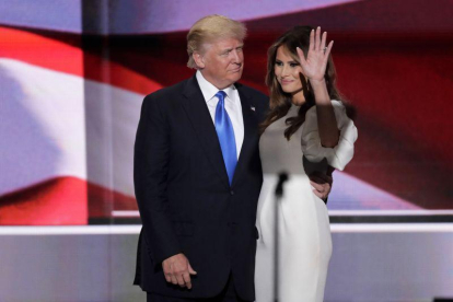 Donald y Melania Trump, tras el discurso de la esposa del magnate en la convención republicana, por el que ha recibido acusaciones de plagio del que hizo Michelle Obama.-AP / J. SCOTT APPLEWHITE