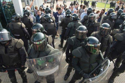 Un grupo de antidisturbios durante el referéndum del 1-O en Mora la Nova.-JOAN REVILLAS