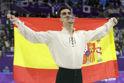 Javier Fernández tras ganar la medalla de bronce.-DAVID J. PHILLIP (AP)