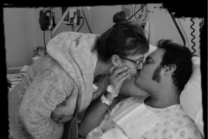 Uka y su mujer Carolina besándose después de la intervención.-Facebook de Uka