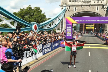 Geoffrey Kirui posa en el Tower Bridge tras ganar en Londres-EFE / SEAN DEMPSEY