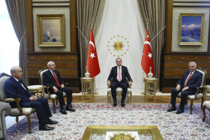 Erdogan se reúne con líderes del partido gobernante y de dos opositores, en Ankara, este lunes.-EFE / PRESIDENCIA DE TURQUÍA
