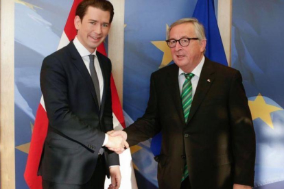 Jean-Claude Juncker saluda al canciller austriaco Sebastian Kurz, en Bruselas-ARIS OIKONOMOU (AFP)