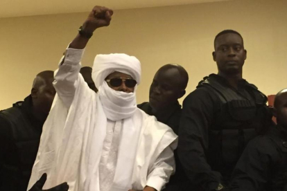 El expresidente del Chad Hissène Habré levanta el brazo tras escuchar la sentencia a cadena perpetua.-AP / CARLEY PETESCH