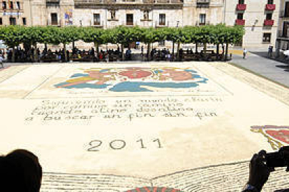 Una alfombra floral en la plaza Mayor de El Burgo / V. G.-