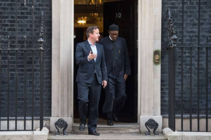 El primer ministro británico, David Cameron, junto al presidente nigeriano, Muhammadu Buhari, este sábado.-Foto: AFP / LEON NEAL