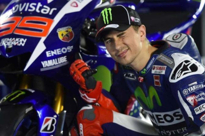 Jorge Lorenzo, junto a su Yamaha tricampeona del mundo.-MILAGRO / GIGI SOLDANO