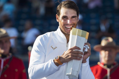 Rafael Nadal muerde el trofeo ganado en Canadá-AP / NATHAN DENETTE