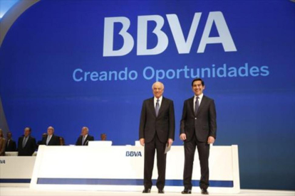Francisco González y Carlos Torres, presidente y consejero delegado del BBVA.-/ EFE / LUIS TEJIDO