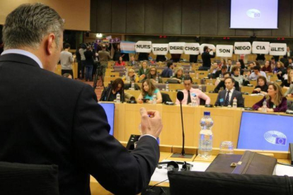 El secretario general de Vox,  Javier Ortega Smith,  durante la protesta de un grupo feminista en el Parlamento Europeo.-ACN